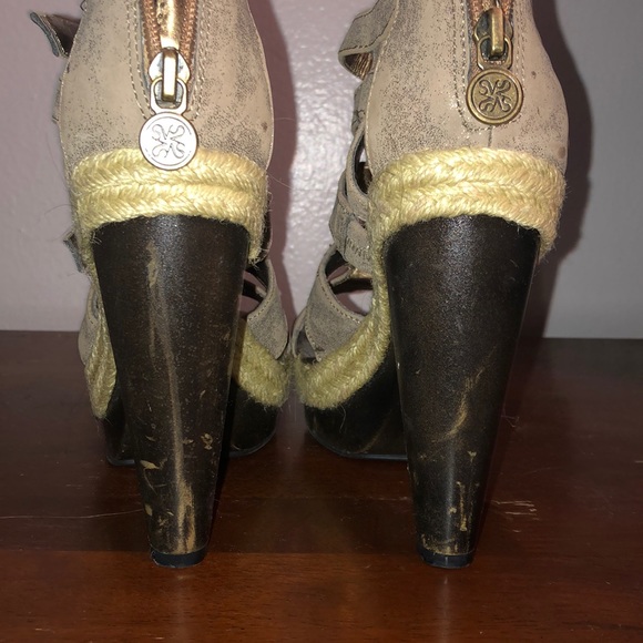 Simply Vera by Vera Wang heels - Picture 2 of 2